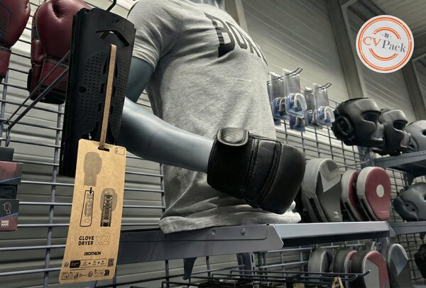 Un emballage et étiquette pour gants de boxes dans une boutique de sport